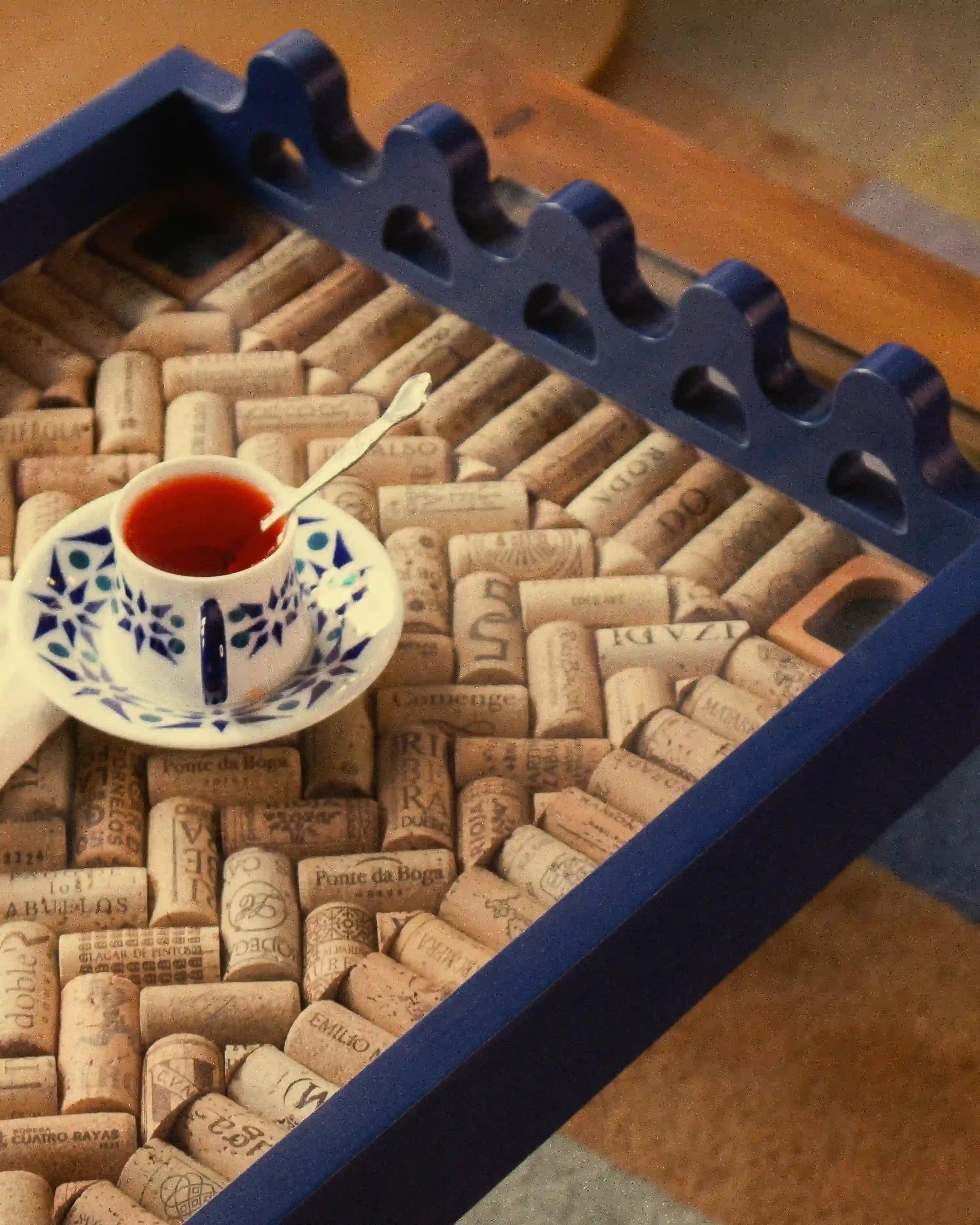 Dupletta Daroca Petite Azul de Bittoele usada como bandeja decorativa de corchos y cristal para servir te 