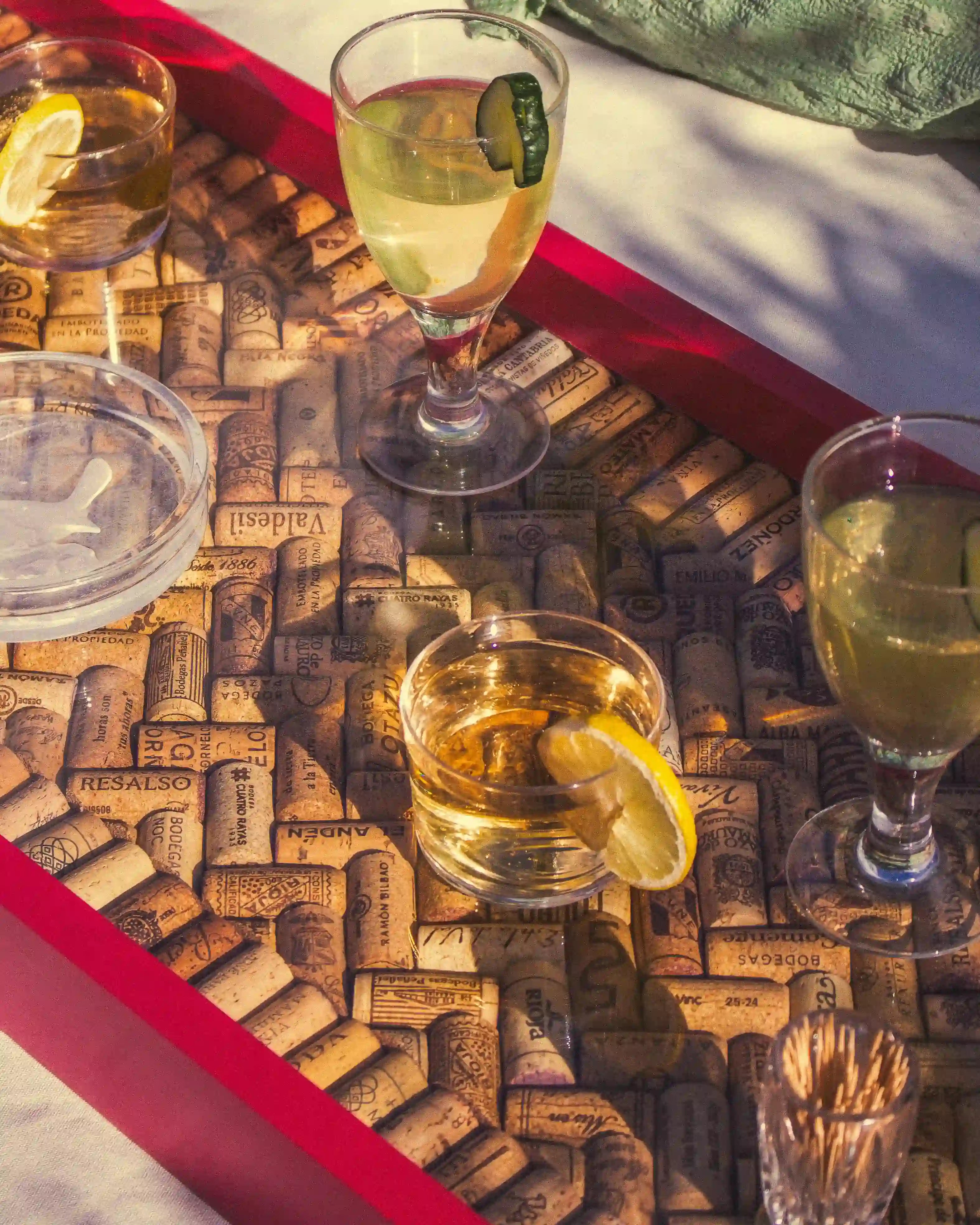 Dupletta Haro Grande Rosa de Bittoele usada como bandeja decorativa para cocktail y aperitivos