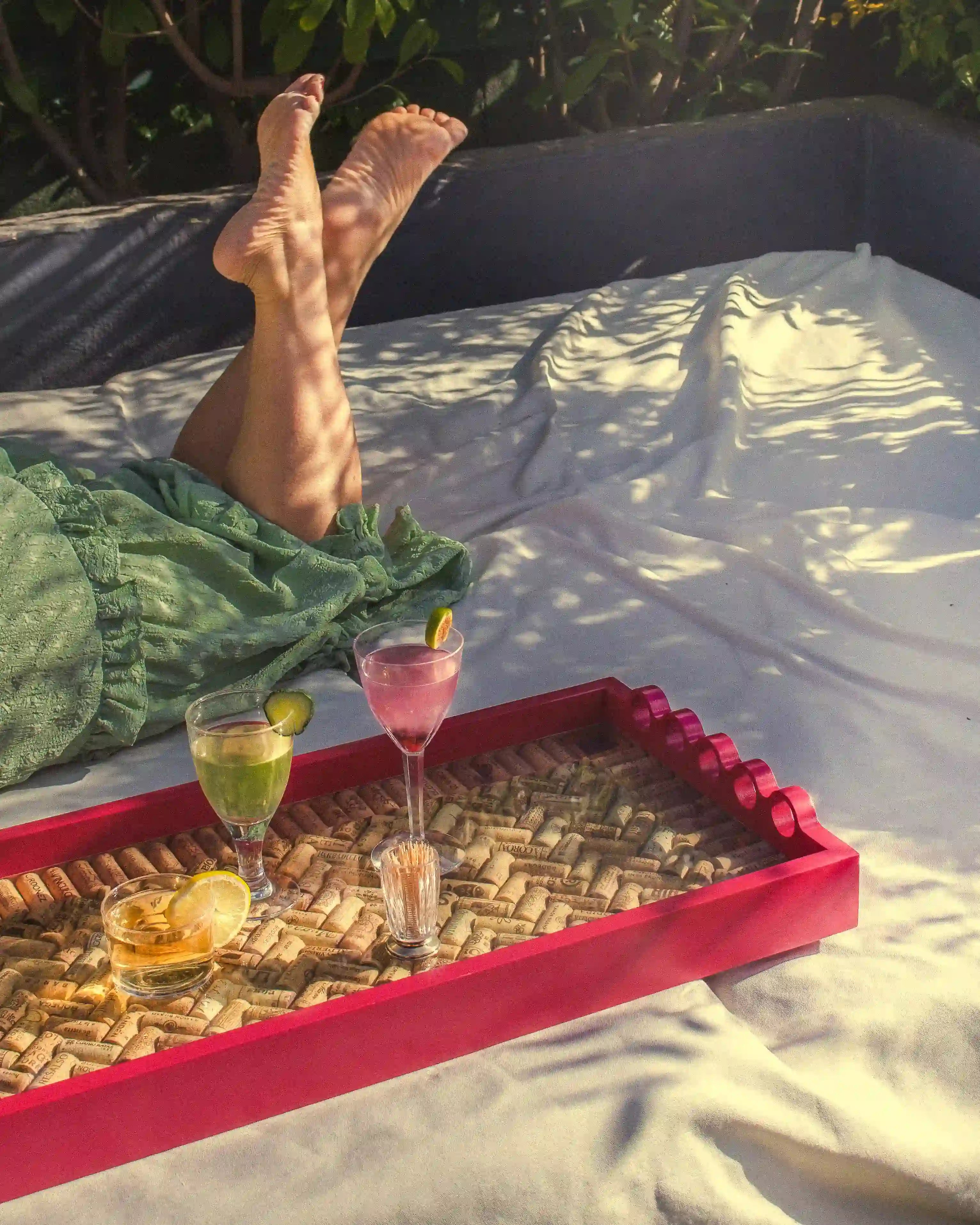 Dupletta Haro Grande Rosa de Bittoele usada como bandeja decorativa de corchos para cocktail 