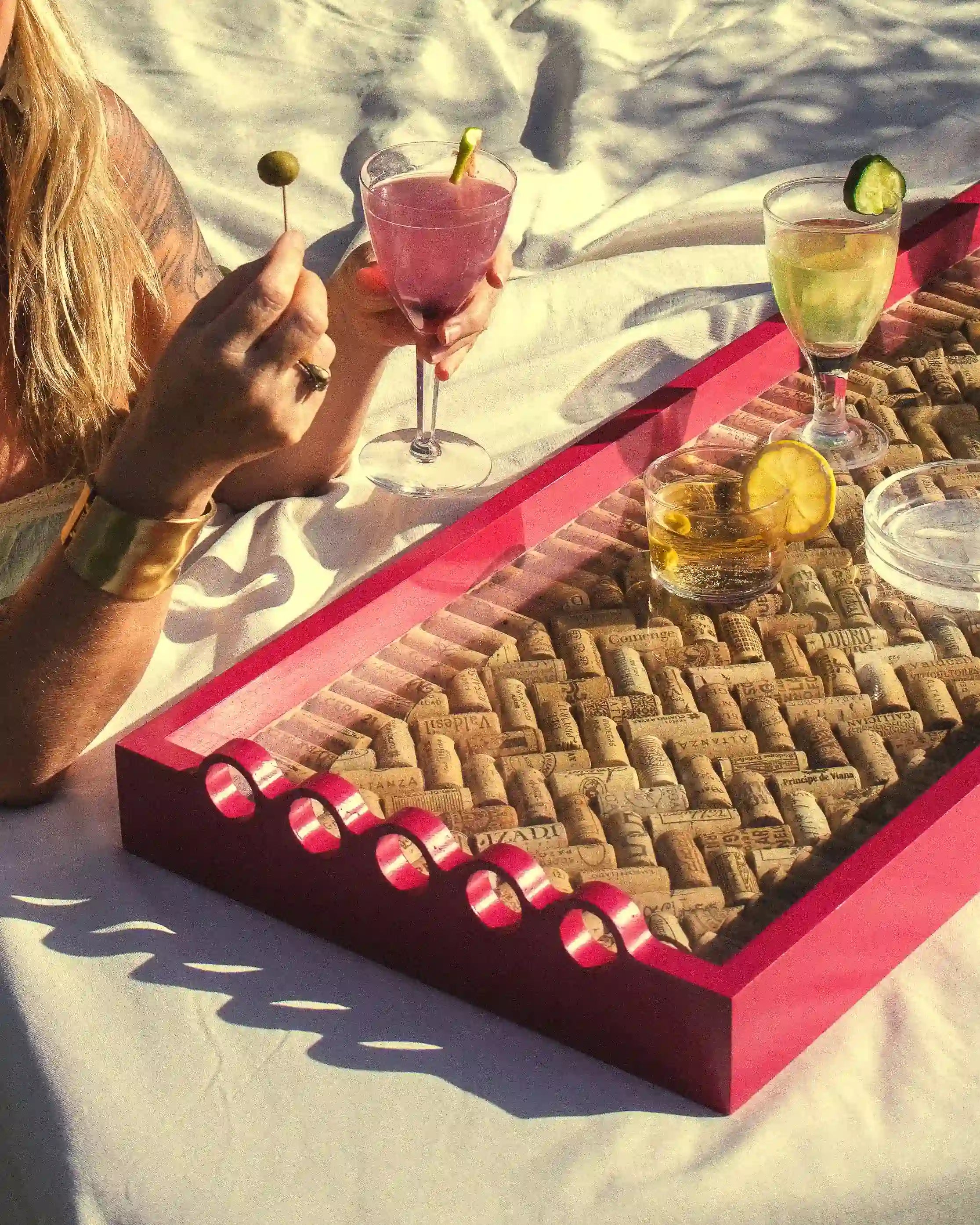 Dupletta Haro Grande Rosa de Bittoele usada como bandeja decorativa para cocktail