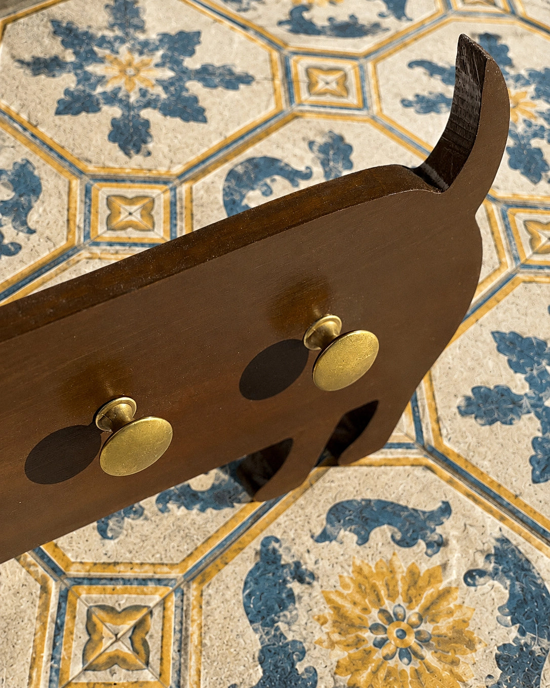 Detalle madera pino teñida LOLA perchero artesanal – Bittoele