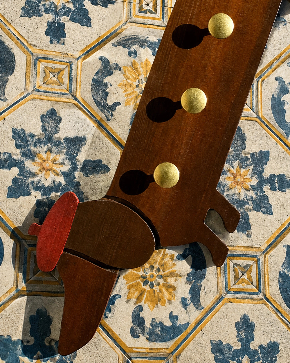 Detalle boina lacada LOLA perchero artesanal madera pino – Bittoele