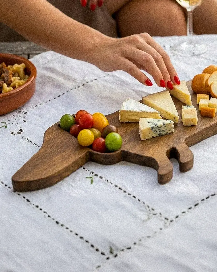 PEPE tabla de madera artesanal de aperitivos con cherries y quesos