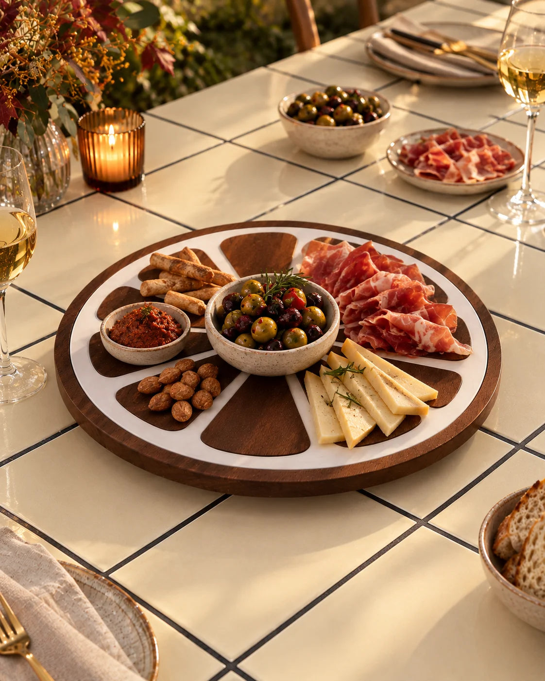 SANTOMERA plato giratorio madera acacia en mesa aperitivos con invitados– Bittoele